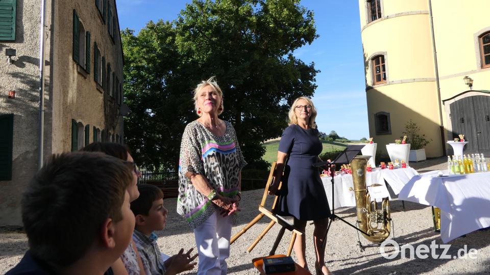 Bei der Abendserenade im Schlosshof Wildenreuth war jede helfende Hand willkommen. Bild: ils