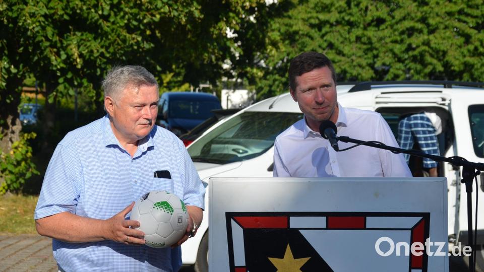 Landrat Florian Wiedemann überreichte einen Fußball als Gastgeschenk an den TSV-Vorsitzenden Manfred Porsch (von rechts). Bild: ak