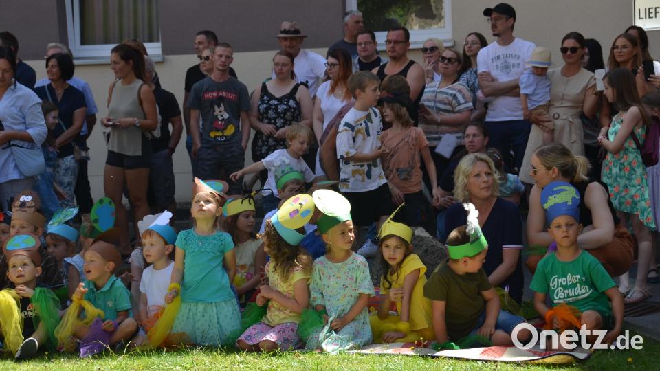Geduldig warteten die Kinder im Schatten auf ihren großen Auftritt. Bild: dob