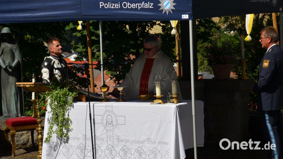 Viele Biker aus nah und fern schwangen sich am Sonntag wieder auf ihr Motorrad und fuhren zum Motorradgottesdienst nach Pleystein, den der Verein &quot;Bürger und Polizei - Partner für Sicherheit&quot; wieder mustergültig auf dem Kreuzbergplateau organisierte. Motorradfahrer bräuchten den ganz besonderen Schutz Gottes, unterstrich Seelsorger Karl-Dieter Schmidt aus Regensburg. Bild: dob