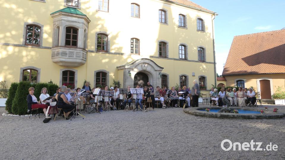 Zur Abendserenade im Schlosshof Wildenreuth spielten die Flötengruppen aus Krummennaab und Wildenreuth, der Posaunenchor Wildenreuth und Kirchendemenreuth, der Projektchor sowie der Kinderchor der Steinwaldregion auf. Bild: ils