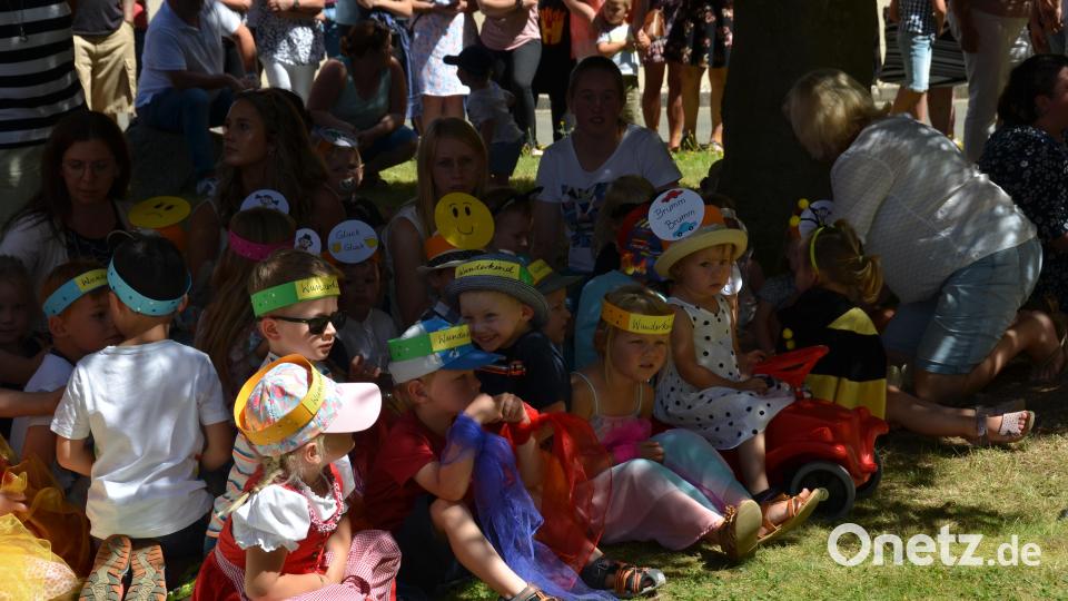 Geduldig warteten die Kinder im Schatten auf ihren großen Auftritt. Bild: dob