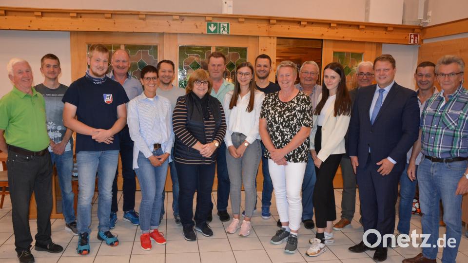 Erheblich verjüngt wurde bei den Neuwahlen das Vorstandsteam des OGV Mitterteich. Vorsitzende bleibt weiterhin Marion Puchta (Siebte von rechts).



Mit dieser neugewählten Mannschaft geht der Obst- und Gartenbauverein Mitterteich in die kommenden vier Jahre. Vorsitzende bleibt Marion Puchta (7. von rechts). Das Führungsteam wurde mit neuen jungen Kräften verjüngt. Der neuen Mannschaft gratulierte Bürgermeister Stefan Grillmeier (3. von rechts). Bild: jr