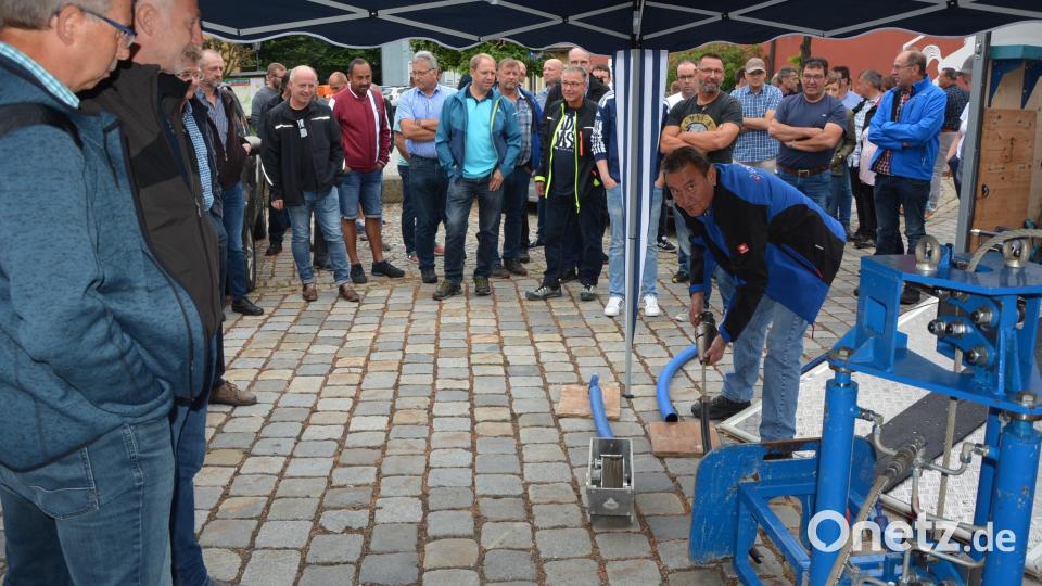 Geschäftsführer Oliver Neukam (Firma Locatec Bayreuth) erläuterte in der praktischen Schulung den Wasserwarten der Landkreises die Rohrbruchortung, sowie das Orten von Lecks den Leitungsverlauf. Bild: jr