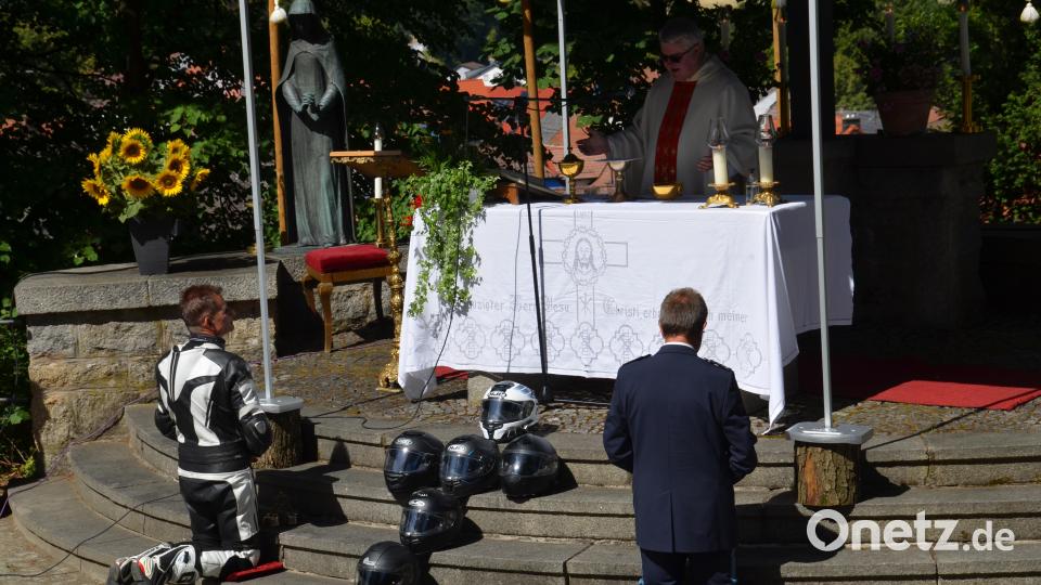 Helme symbolisierten vor dem Altar ein Kreuz. Motorradfahrer bräuchten den ganz besonderen Schutz Gottes, unterstrich Seelsorger Karl-Dieter Schmidt aus Regensburg. Bild: dob