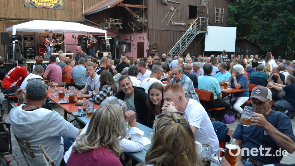 Da ging die Post ab beim 35. Geburtstag der Beppo Johnson Lio Band am Samstag in Schweinmühle (Windischeschenbach). Hunderte Fans und Festbesucher wollten sich den stimmungsvollen Auftritt einer der beliebtesten Bands der Region nicht entgehen lassen. Fotos Bild: ü