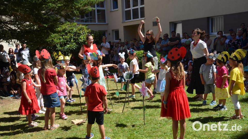 &quot;Beim Sommerfest auf der Wiese&quot; ging es bunt und fröhlich zu. Blumen, Marienkäfer, Bienen und Vögel oder auch Mäuse waren zu sehen. Bild: dob