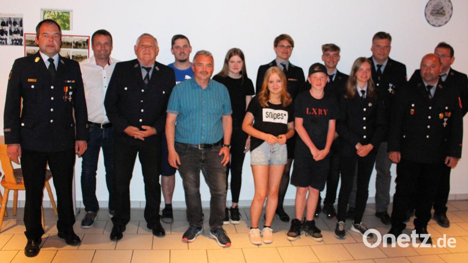 Ausgezeichnete Mitglieder der FFW Neuersdorf (von links): Kreisbrandmeister Marco Weiß, Zweiter Bürgermeister Uwe Bergmann, Erster Vorsitzender Helmut Böhm, Markus Paulus, Hagler Reinhard, Selina Sehr, Milena Gach, Jugendwartin Julia Mutzbauer, Marcel Böhm, Theresa Hagler, Thomas Sehr, Erster Kommandant Berthold Heindl und Zweiter Kommandant Christian Heindl. Bild: hme