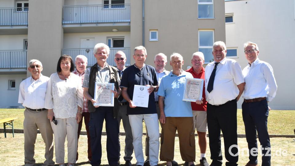 Mit der Ernennung zu Ehrenmitglieder würdigt der „7er- und Kameradschaftsverein“ Weiden die Verdienste von Karl- Heinz Gürtler (Vierter von links) und Bernhard Kellner (Vierter von rechts). Franz Stadler (Mitte) wird mit dem Ehrenkreuz des Bayerischen Soldatenbunds ausgezeichnet. Bild: exb