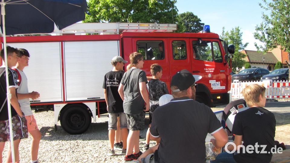 Kinder und Erwachene standen Schlange, um mal eine Runde mit dem Feuewehrauto durch Mantel zu drehen. Bild: sei
