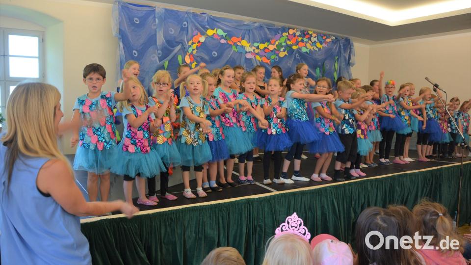 Erst nach einer Zugabe wurde Kinder- und Bambino-Chor von der Bühne entlassen. Links im Michaela Teubner, die mit Michaela Burger die Leitung des Musical-Projekts inne hatte. Bild: jr
