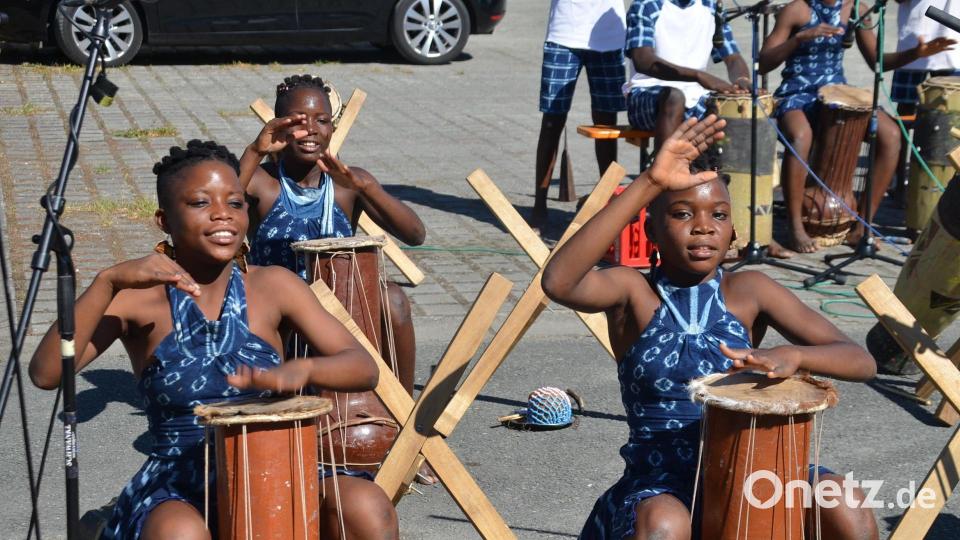 Für ihren Auftritt erhielt die Musik- und Tanzgruppe Pepit&#039; Arts de Benin viel Applaus. Bild: ak