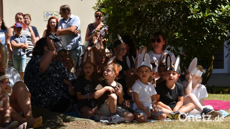 Geduldig warteten die Kinder im Schatten auf ihren großen Auftritt. Bild: dob