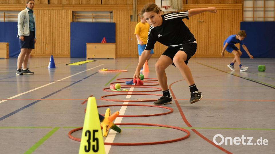 Beim Aktionstag &quot;Beweg dich schlau&quot; konnten die Mädchen und Buben der 3. Klassen an der Max-Josef-Schule ihre Bewegungstalente entdecken. Bild: Petra Hartl