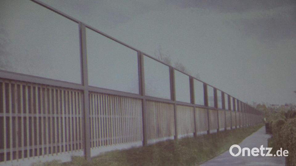 So wird die neue Lärmschutzwand aussehen: Das 4,70 Meter hohe Bauwerk erhält ein modernes Erscheinungsbild. Im oberen Bereich wird transparentes Verbundglas eingebaut. Bild: kro