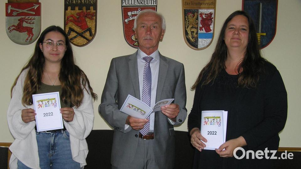 Neusorgs Jugendbeauftragte Alexandra Mark-Sischka (rechts) und VG-Angestellte Julia Haider (links) stellten gemeinsam mit Bürgermeister Peter König im Rathaus das Ferienprogramm 2022 vor. Bild: öt