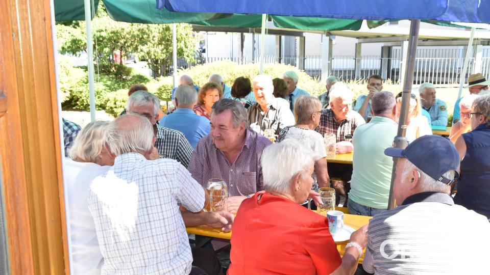 Gut 100 Besucher zählen die &quot;7er&quot; bereits beim Gartenfest am Vormittag. Bild: exb