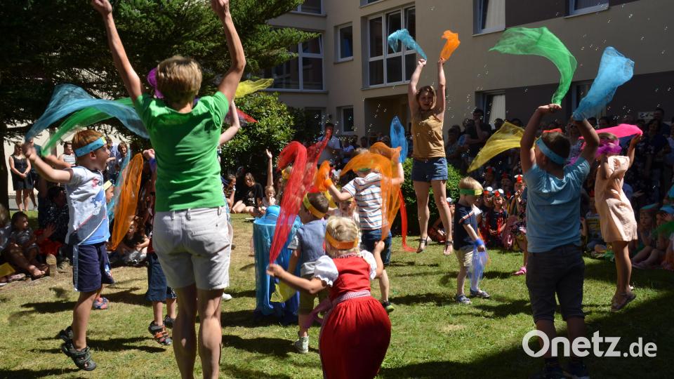 &quot;Wir sind Wunderkinder&quot; überschrieben die Verantwortlichen der Kindertagesstätte Don Bosco, allen voran Luise Dietl, den Auftritt der Buben und Mädchen beim Pfarrfest. Die grüne Gruppe zeigte mit ihren Kindern was wirklich im Leben wichtig ist. Bild: dob