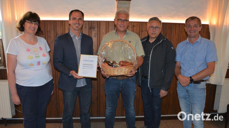 20 Jahre lang war Gerhard Daubner (Mitte) Leiter der Wassernachbarschaft im Landkreis Tirschenreuth. Jetzt wurde er verabschiedet, sein Nachfolger wurde Wassermeister Wolfgang Haberkorn (Zweiter von links). Dazu gratulierten Birgit Üblacker, sowie (von rechts) Max Wiederer (Wasserwirtschaftsamt Weiden und Jürgen Lober vom Gesundheitsamt Tirschenreuth. Bild: jr