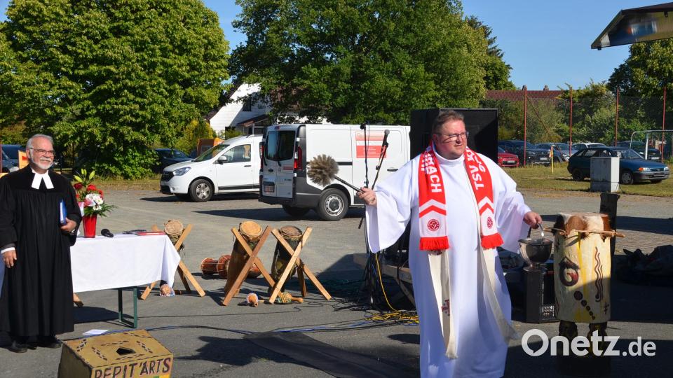 Pfarrer Sven Grillmeier (rechts) segnete die Anlagen mit Weihwasser. Bild: ak