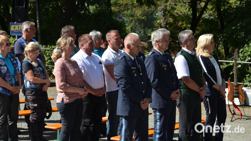 Polizeirat Andreas Schieder (links) vertrat das Polizeipräsidium Oberpfalz. Auch andere Dienststellenleiter aus der Region nahmen am Gottesdienst teil. Bild: dob