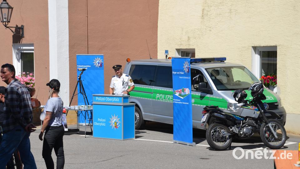 Der Verkehrssachbearbeiter der Polizei Vohenstrauß, Polizeihauptmeister Wolfgang Piehler, war mit einem Informationsstand am Stadtweiher vertreten. Bild: dob