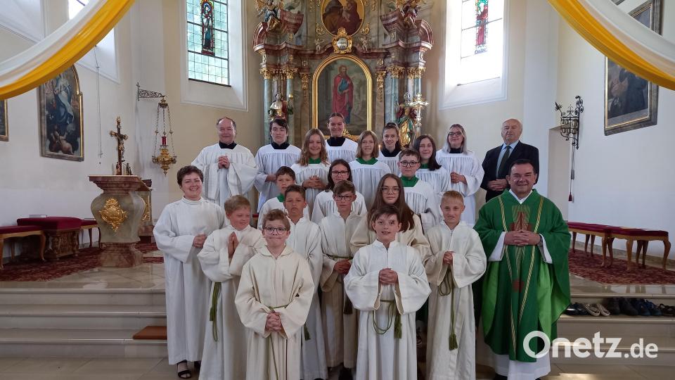 In Hohenthan treten mit Joseph Zimmert und Noah Hansbauer (vorne, von links) zwei neue Ministranten ihren Dienst am Altar an. Bild: Maria Wagner/exb