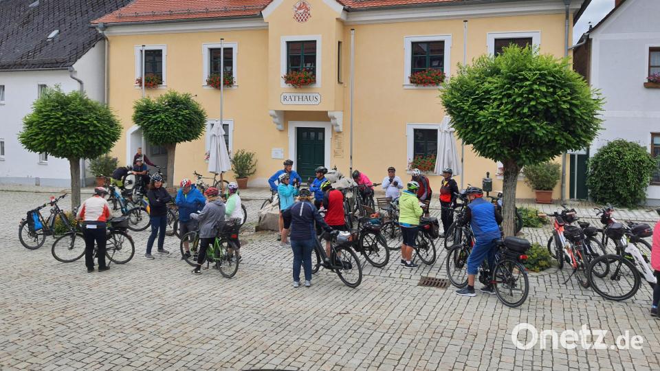 Vor dem Rathaus in Bad Neualbenreuth legten die Radwallfahrer einen Stopp ein. Bild: Tanja Saller/exb