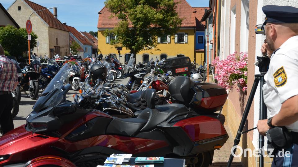 Polizeihauptmeister Wolfgang Piehler richtet die Laserpistole zur Geschwindigkeitsmessung vor. Bild: dob