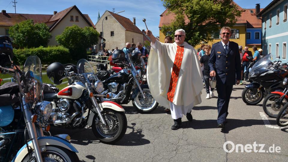 Zusammen mit dem Polizeiseelsorger Karl-Dieter Schmidt aus Regensburg schritt Erster Polizeihauptkommissar Martin Zehent die Motorradreihen ab und besprengte sie mit Weihwasser. Damit stellte er sie unter dem besonderen Schutz Gottes. Bild: dob