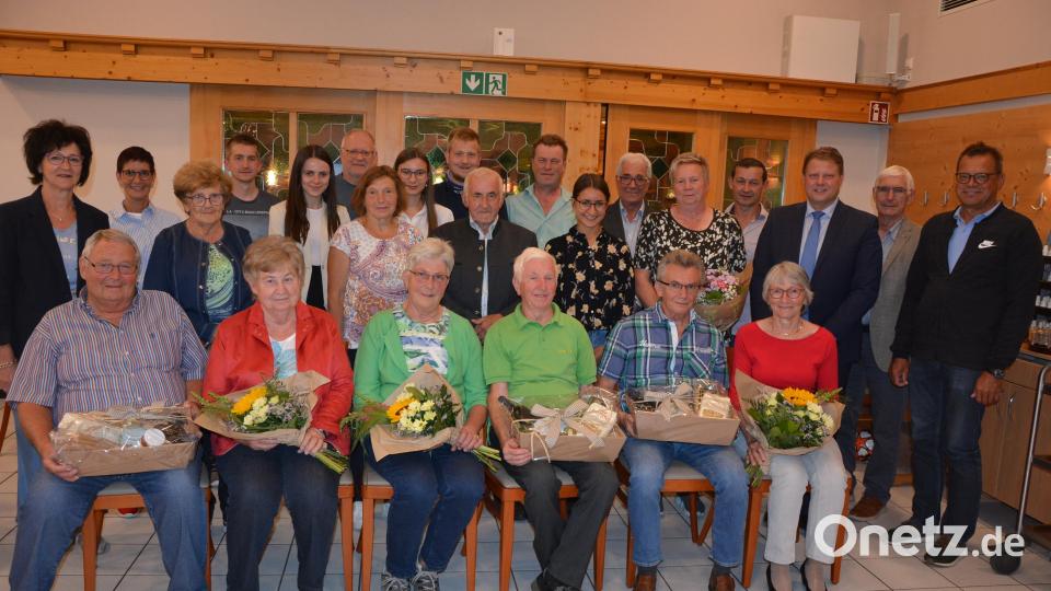 Jahrzehntelange und verdiente Mitglieder zeichnete der Obst- und Gartenbauverein Mitterteich aus, darunter Alfred Knossalla, Alfred Hecht und Peter Röder (vorne, von links, mit ihren Partnerinnen). Ortsvorsitzende Marion Puchta (Fünfte von rechts), stellvertretende Kreisvorsitzende Inge Härtl (links), Kreisfachberater Harald Schlöger (rechts) und Bürgermeister Stefan Grillmeier (Dritter von rechts) dankten und gratulierten. Bild: jr