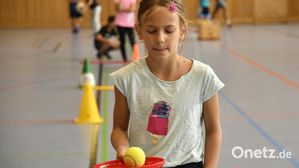 Beim Aktionstag &quot;Beweg dich schlau&quot; konnten die Mädchen und Buben der 3. Klassen an der Max-Josef-Schule ihre Bewegungstalente entdecken. Bild: Petra Hartl