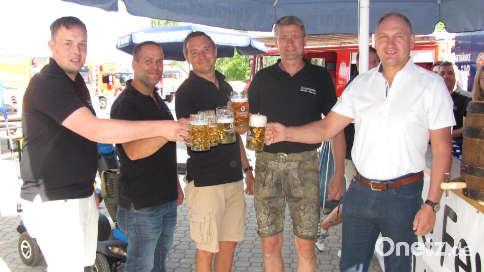 Nach dem Bieranstich stießen Bürgermeister Richard Kammerer, stellvertretender Vorsitzender Andreas Fenzl, Kommandant Timo Krauß, Vorsitzender Matthias Ay und Stellvertrender Kommandant Martin Göppl (von rechts) mit einer kühlen Maß Bier auf einen gelungenen Tag der offenen Tür an. Bild: sei