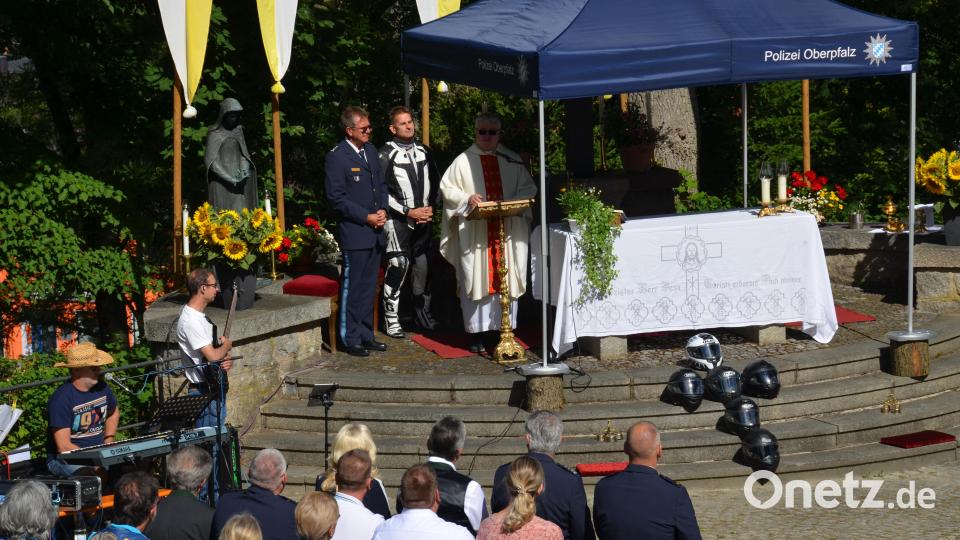 Viele Biker aus nah und fern schwangen sich am Sonntag wieder auf ihr Motorrad und fuhren zum Motorradgottesdienst nach Pleystein, den der Verein &quot;Bürger und Polizei - Partner für Sicherheit&quot; wieder mustergültig auf dem Kreuzbergplateau organisierte. Erster Polizeihauptkommissar Martin Zehent (links) übernahm höchstpersönlich Ministrantendient. Bild: dob