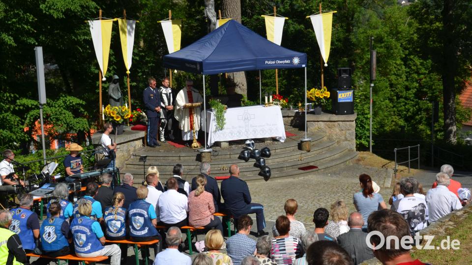 Viele Biker aus nah und fern schwangen sich am Sonntag wieder auf ihr Motorrad und fuhren zum Motorradgottesdienst nach Pleystein, den der Verein &quot;Bürger und Polizei - Partner für Sicherheit&quot; wieder mustergültig auf dem Kreuzbergplateau organisierte. Polizeiseelsorger Karl-Dieter Schmidt zelebrierte den Gottesdienst. Bild: dob