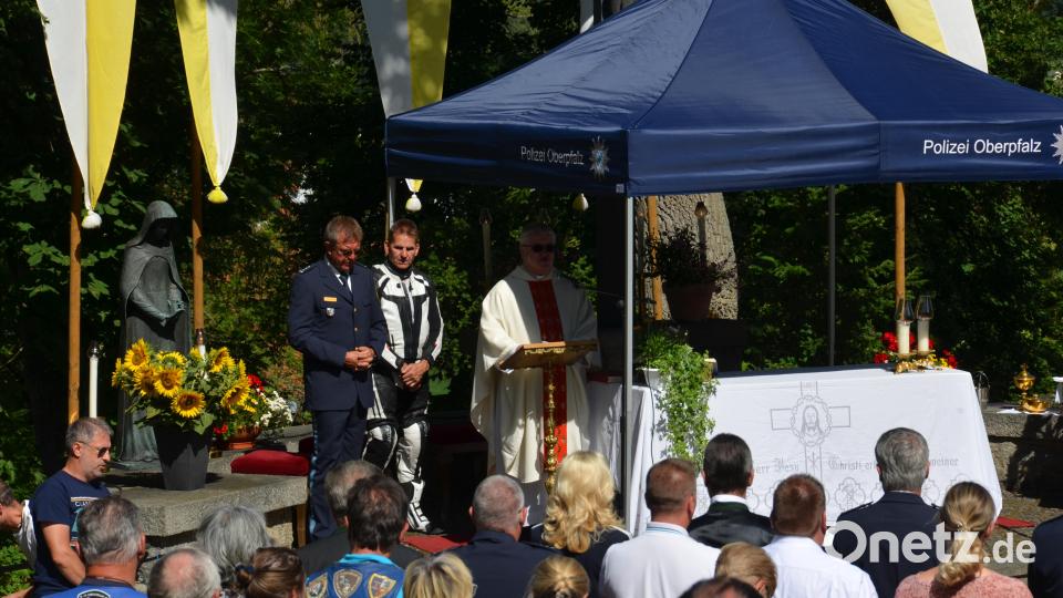 Viele Biker aus nah und fern schwangen sich am Sonntag wieder auf ihr Motorrad und fuhren zum Motorradgottesdienst nach Pleystein, den der Verein &quot;Bürger und Polizei - Partner für Sicherheit&quot; wieder mustergültig auf dem Kreuzbergplateau organisierte. Bild: dob