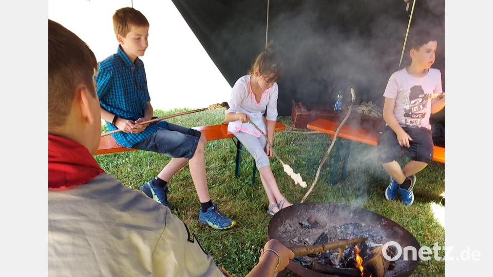 Die DPSG-Pfadfinder rösten mit den Kindern und Jugendlichen am Lagerfeuer in ihrer Jurte Stockbrot und Marshmallows. Bild: Julius Schmidt/exb