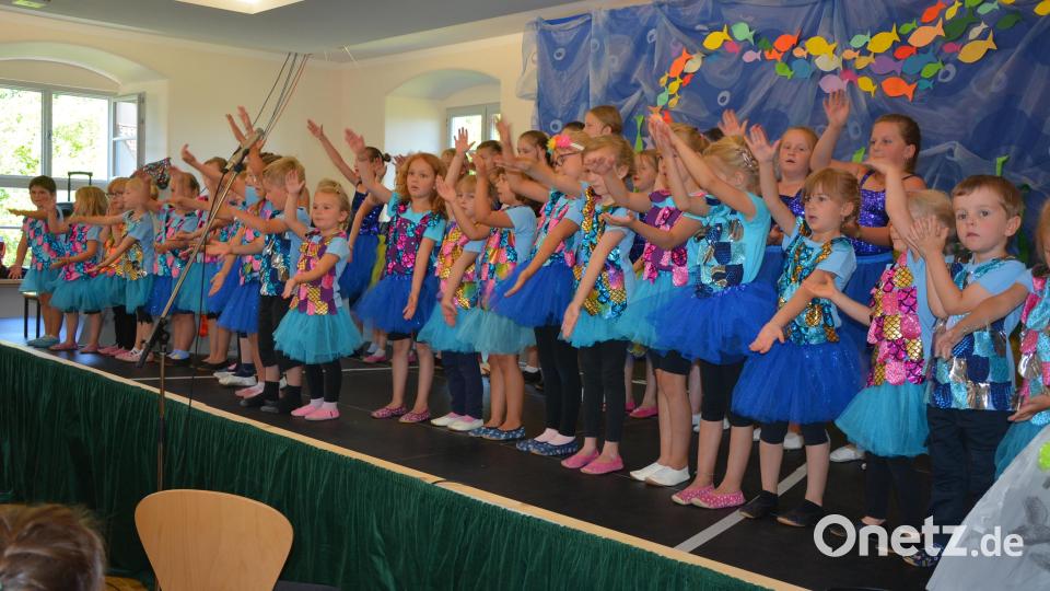 Erst nach einer Zugabe wurde Kinder- und Bambino-Chor von der Bühne entlassen. Bild: jr