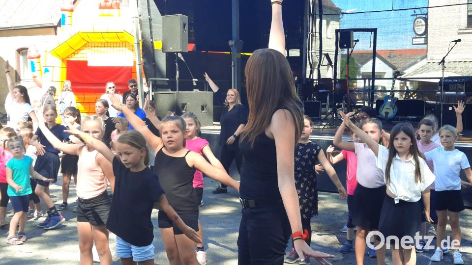 Die Nachwuchsgruppe "Wild Chixx" feiert vor riesigem Publikum einen viel beachteten und beklatschten Tanzauftritt beim Waidhauser Bürgerfestsamstag. Bild: fjo