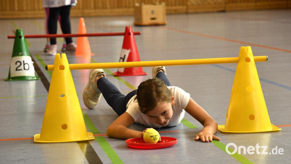 Beim Aktionstag &quot;Beweg dich schlau&quot; konnten die Mädchen und Buben der 3. Klassen an der Max-Josef-Schule ihre Bewegungstalente entdecken. Bild: Petra Hartl