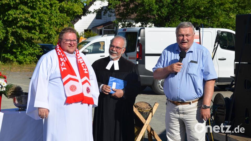 Die Pfarrer Sven Grillmeier und Jürgen Taegert sowie TSV-Vorsitzender Manfred Porsch (von links) freuten sich über die Fertigstellung. Bild: ak