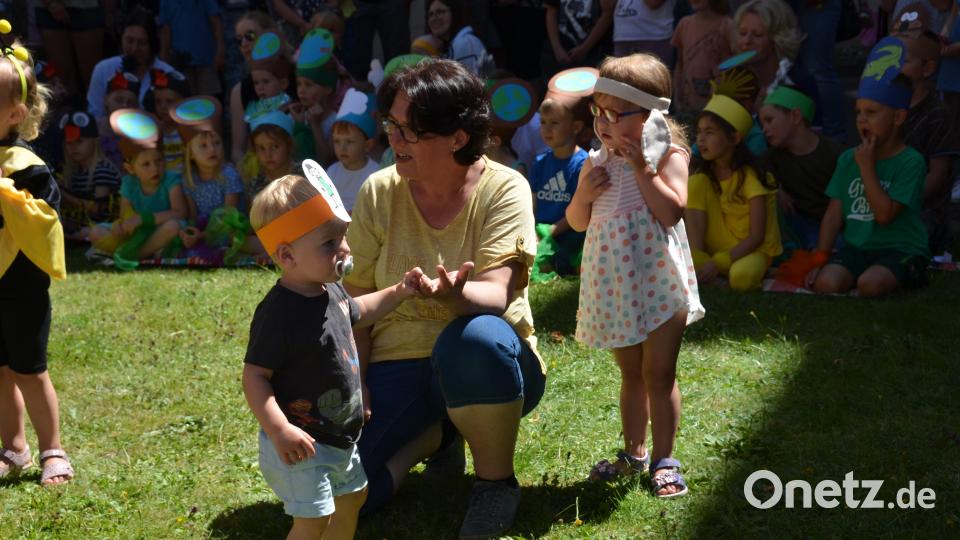 &quot;Wir sind Wunderkinder&quot; überschrieben die Verantwortlichen der Kindertagesstätte Don Bosco, allen voran Luise Dietl, den Auftritt der Buben und Mädchen beim Pfarrfest. Schon die Kleinsten aus der Krippe waren dabei und sangen &quot;Das Lied über mich&quot;. Bild: dob
