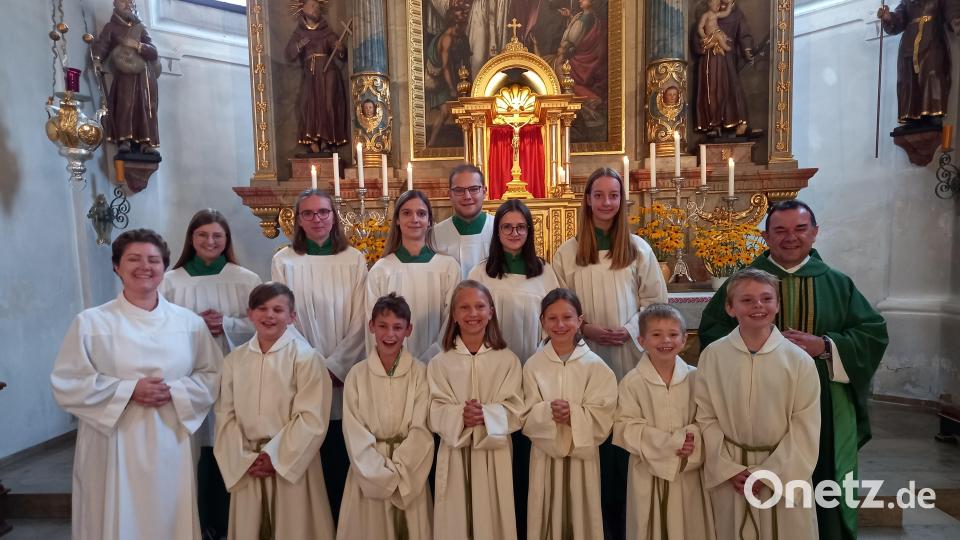 Die Pfarrei Bärnau freute sich über sechs neue Messdiener: Aufgenommen wurden Leon Härtl, Bastian Schabner, Lilli Beimler, Lea Schwägerl, Luis Walter und Jakob Zandt (vorne, von links). Bild: Maria Wagner/exb