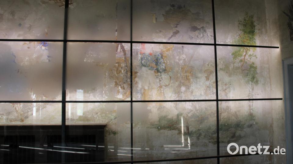 &quot;Sanding Glass&quot; heißt die großflächige Arbeit auf und mit Glas der südafrikanischen Künstlerin Talya Lubinsky. Bild: prh