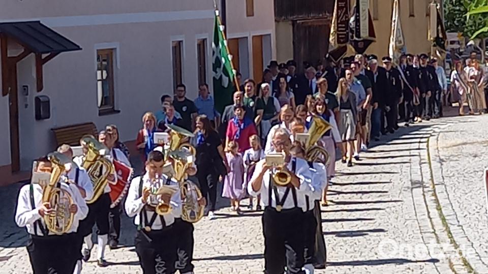 Zur Feier des Goldenen Priesterjubiläums von Pfarrer Georg Frank zog auch ein Kirchenzug durch Bad Neualbenreuth. Bild: Wolfgang Plonner/exb