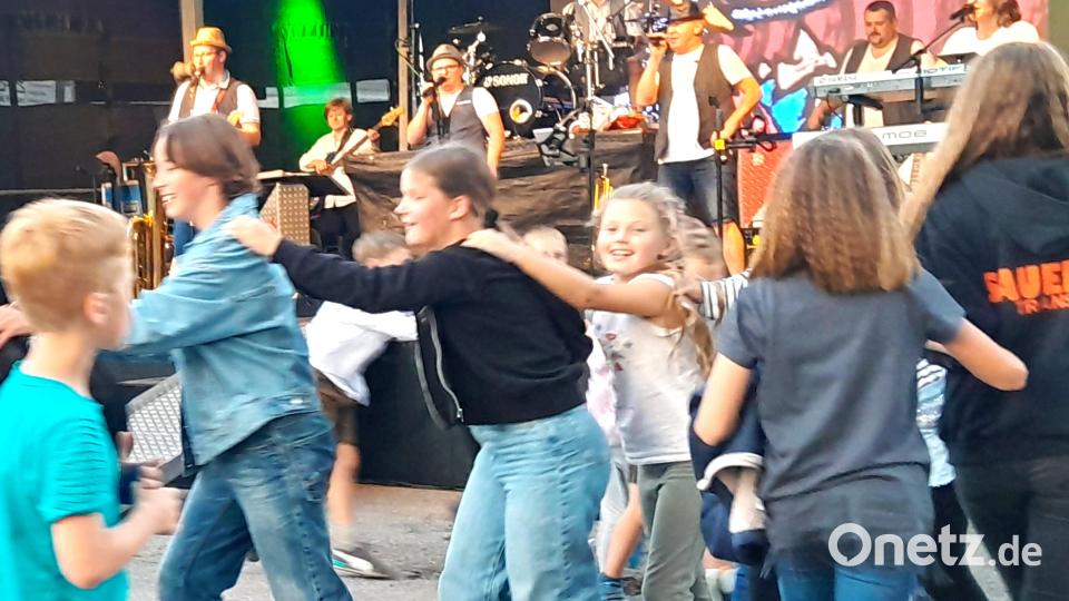 Immer wieder folgt der Nachwuchs der Einladung der "Eslarner Showband" zum fröhlichen gemeinsamen Tanz direkt auf der Freifläche vor der Bühne. Bild: fjo