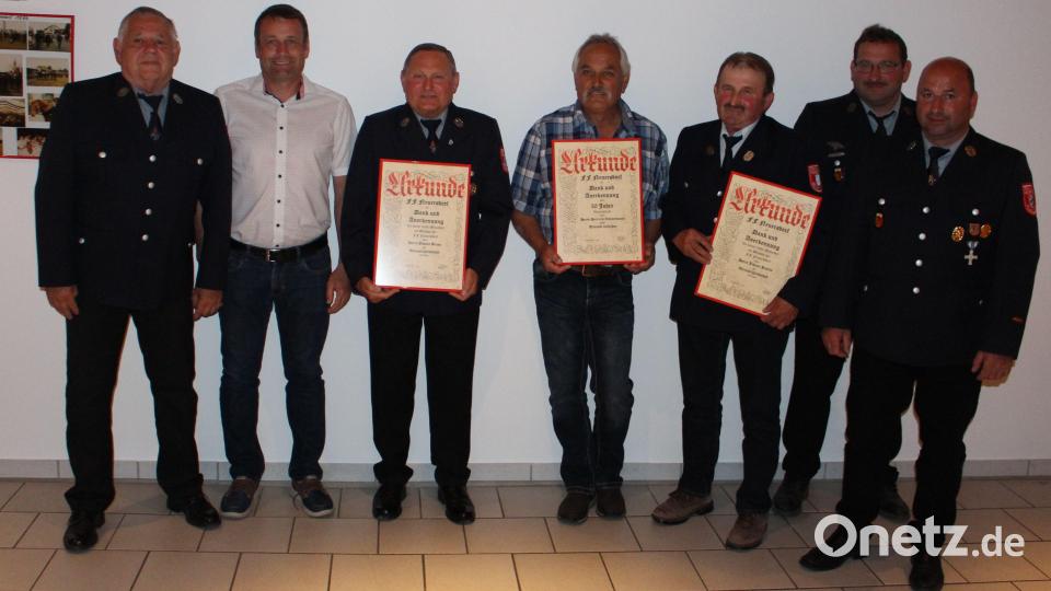 Besondere Ehrungen gab es bei der Feuerwehr Neuersdorf (von links): Erster Kommandant Helmut Böhm, Zweiter Bürgermeister Uwe Bergmann, Ehrenmitglied Johann Braun, Heinrich Zimmermann (50 Jahre Vereinstreue ), Ehrenmitglied Johann Paulus, Zweiter Kommandant Christian Heindl und Erster Kommandant Berthold Heindl. Bild: hme