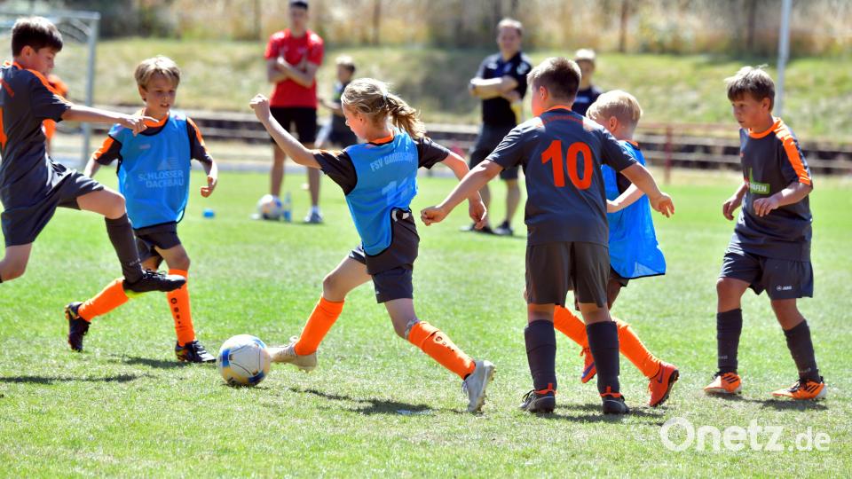 Die Mädels machten es den Jungs vor: Szene aus dem Spiel FSV Gärbershof gegen TuS Schnaittenbach. Bild: Hubert Ziegler