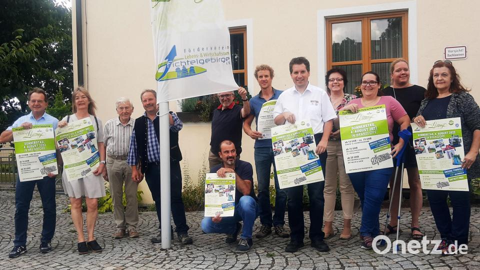 Die Teilnehmerinnen und Teilnehmer präsentieren das Plakat für die Veranstaltung und ziehen die Fahne auf, die von dem großen Ereignis kündet. Bild: ld