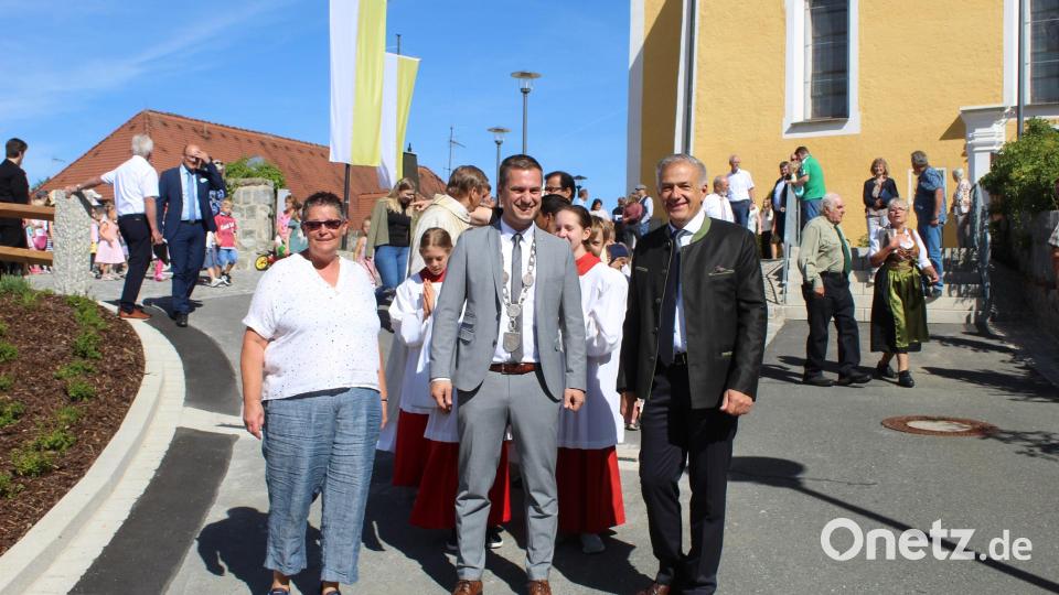 Nach dem Gottesdienst begeben sich Festausschussvorsitzende Judith Zaus (vorne, von links), Bürgermeister Wolfgang Söllner und Landrat Roland Grillmeier zum Marktplatz. Bild: soj